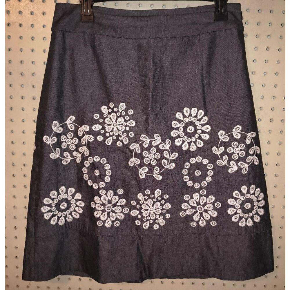 Ann Taylor Embroidered Skirt Size 6 Grey white embroidered floral design knee-le